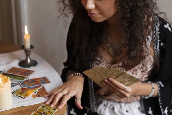 Who benefits from understanding personal dynamics through a Tarot reading?